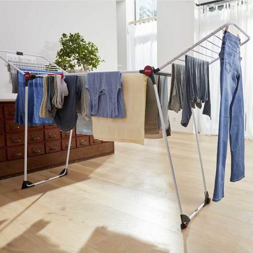 Sprytne patenty na suszenie prania w małym mieszkaniu